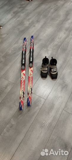 Лыжные ботинки с лыжами