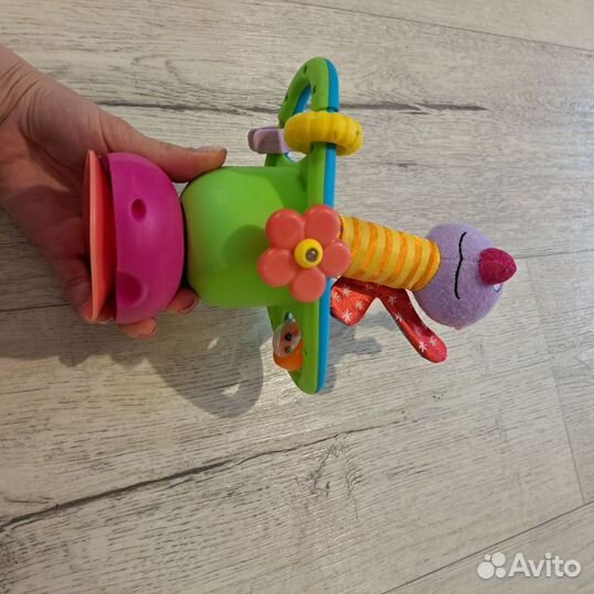 Игрушка на присоске на стол taf toys