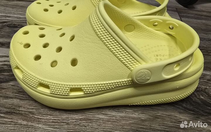 Crocs, J1