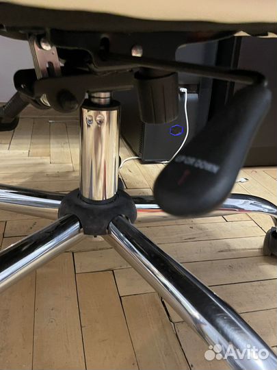 Кресло кожаное белое