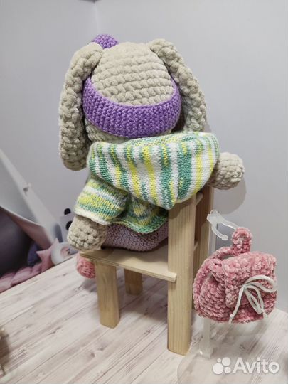 Заяц вязаный ручной работы