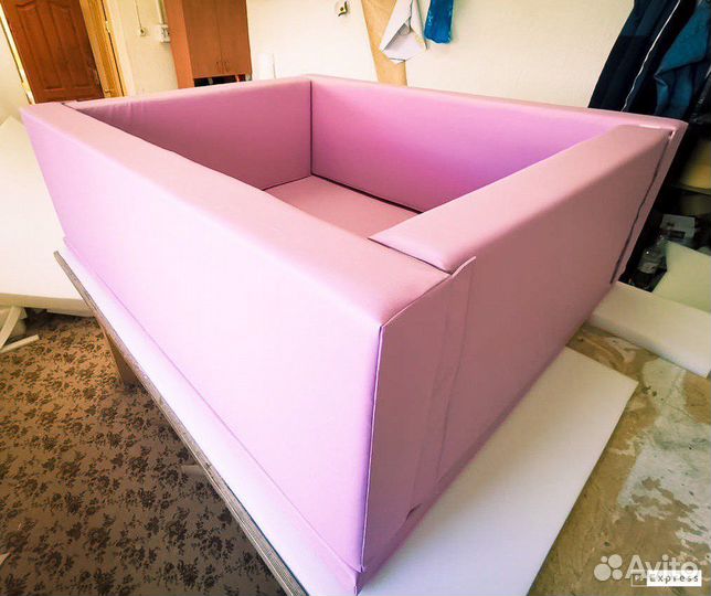 Сухой бассейн с толстыми бортиками и дном