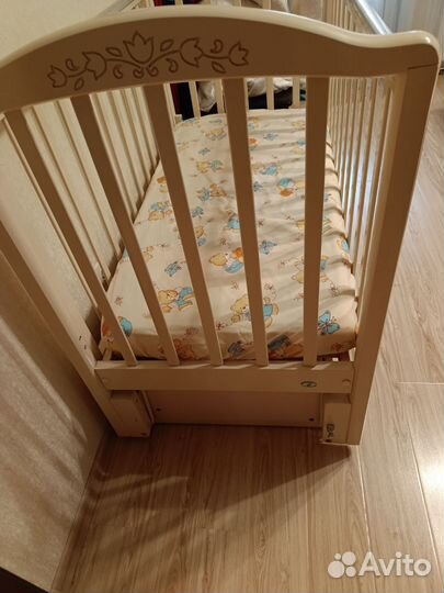 Детская кроватка с маятником и ящиком