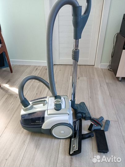 Пылесос Vitek с аквафильтром