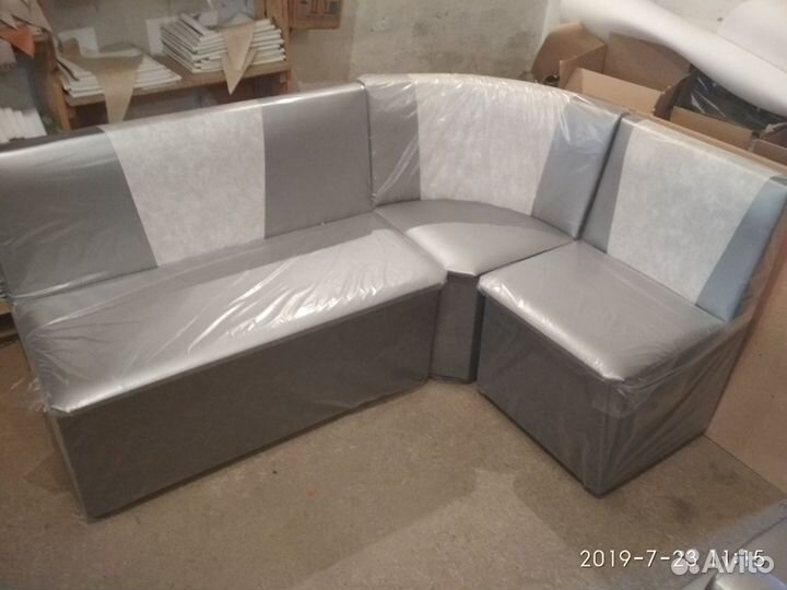 Кухонный уголок со столом новый