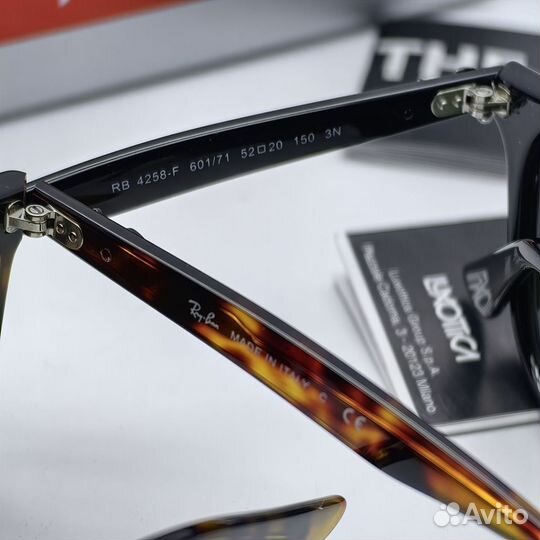 Солнцезащитные очки Ray-Ban RB4258-F