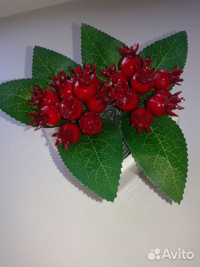 Композиция из искусственных ягод