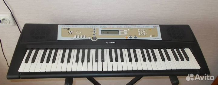 Синтезатор Yamaha PSR R200