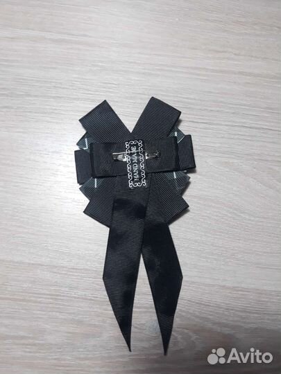 Брошь школьная