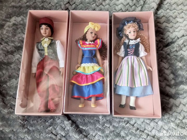 Куклы фарфоровые в национальных нарядах