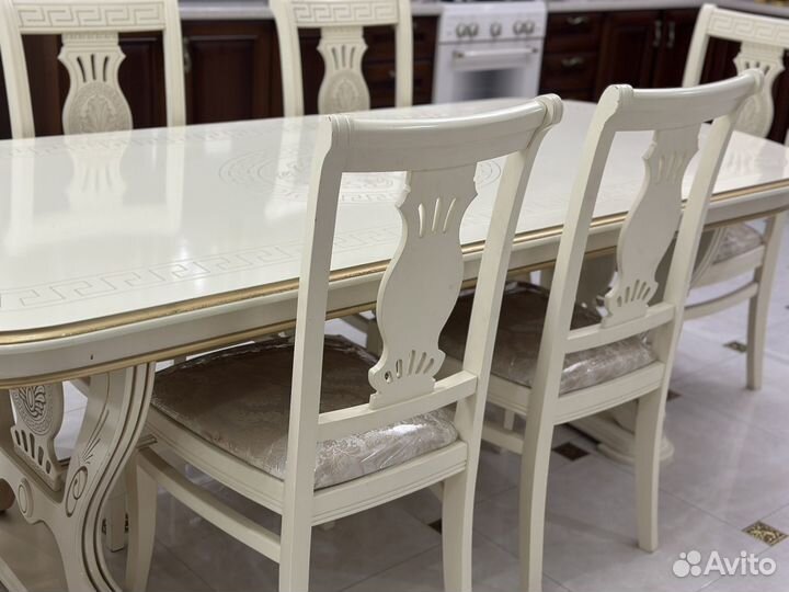 Стол и стулья