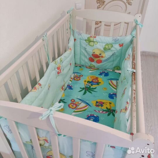 Детская кроватка с маятником и ящиком