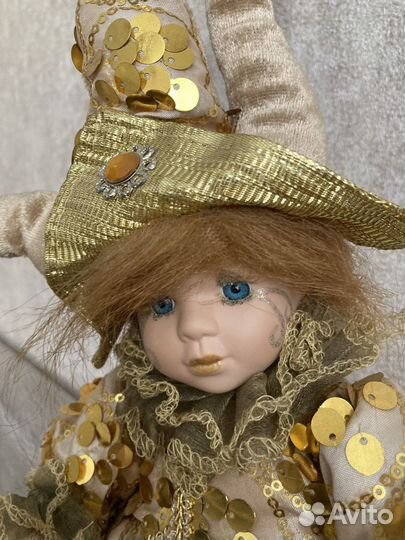 Фарфоровая кукла Арлекин