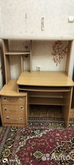 Компьютерный стол и компьютерное кресло