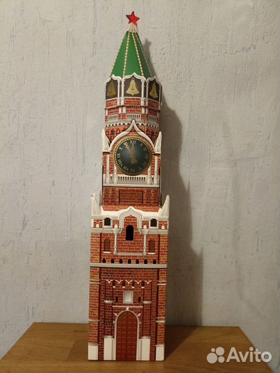 Коробка башня Кремля от новогоднего подарка