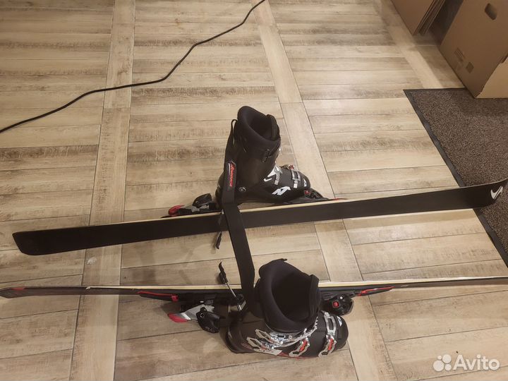 Комплект: лыжные ботинки и лыжи