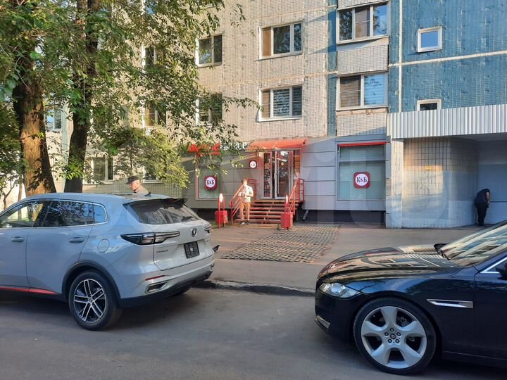 Помещение с Красное и Белое напротив станции метро