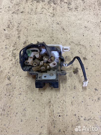 Замок багажника Mazda Demio DY3W