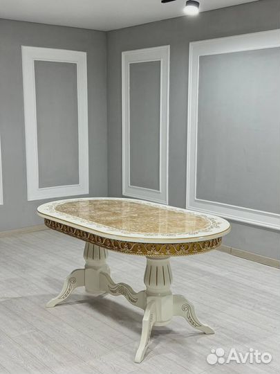 Кухонный стол и стулья в комплекте сурен