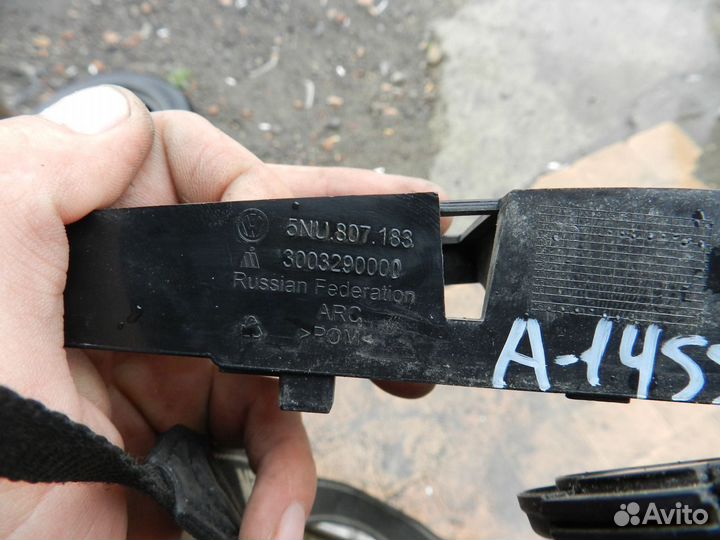 Направляющая бампера заднего - Volkswagen Tiguan