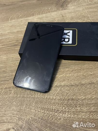 Разбитый дисплей на iPhone XR
