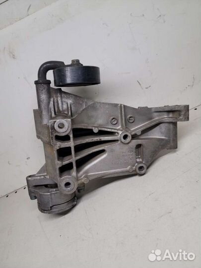 Кронштейн генератора VW Golf3 Passat B4 037903143G