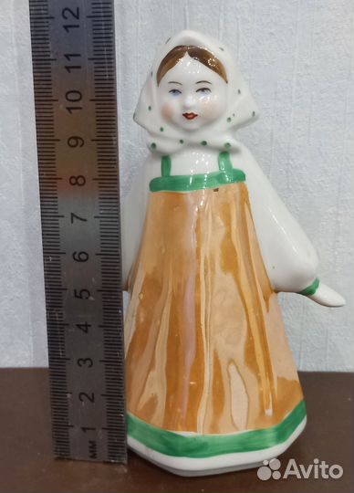 Фарфоровая статуэтка Девочка в платочке.Дулево