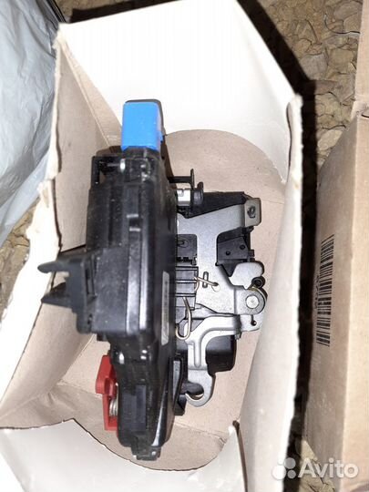 Доводчик крышки багажника Тигуан