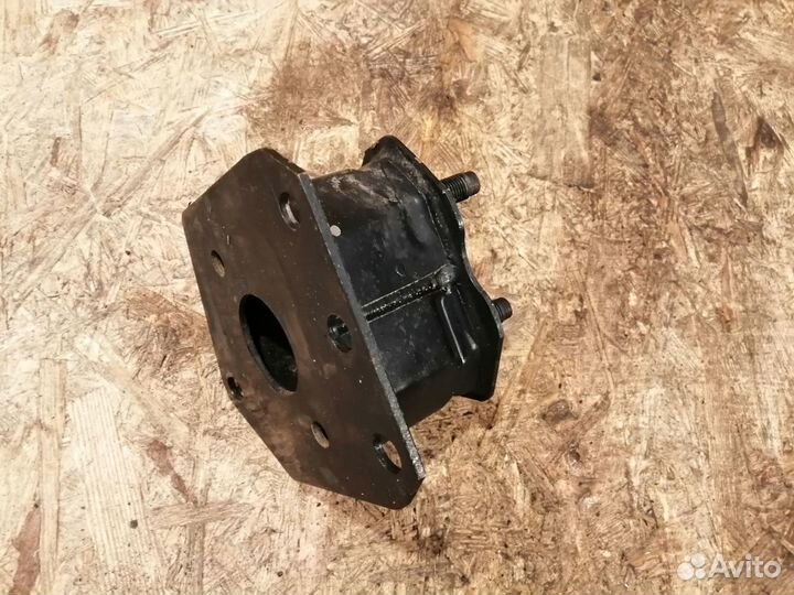 Кронштейн усилителя бампера правый Lexus Lx570