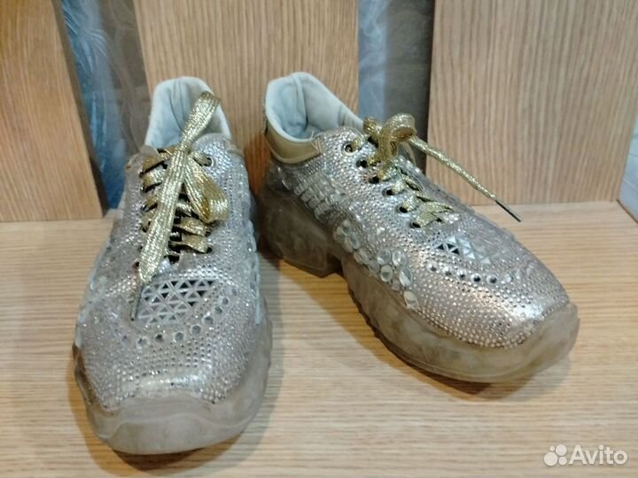 Кроссовки женские