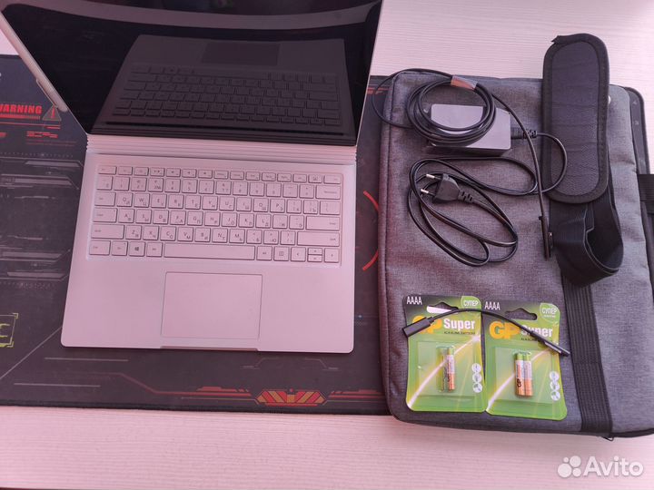 Microsoft surface book i7, GTX 965M 2GB,8GB