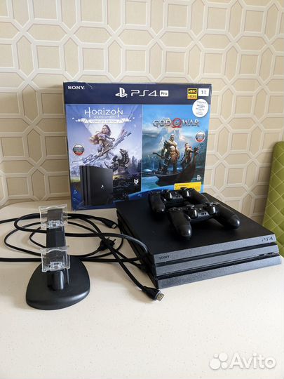 Продам PS4 PRO CUH-7208B 1tb SSD