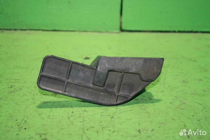 Брызговик toyota prius NHW20 задний правый