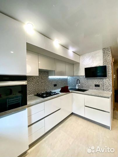 Кухня на заказ под потолок