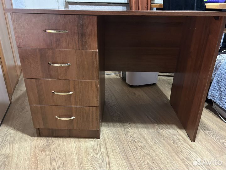 Письменный стол