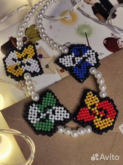 Ожерелье из бисера с гербами факультетов Хогвартса