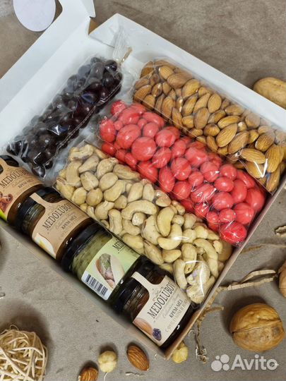 Подарочный набор с орешками, мёдом, сухофрукт