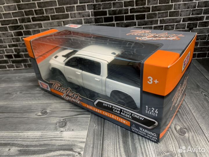 Модель 1/24 Dodge Ram 1500 (белый)