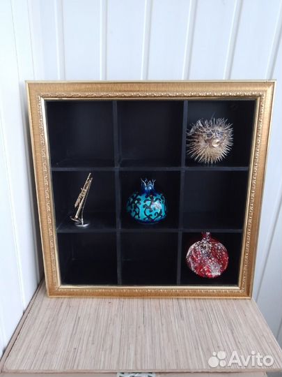 Навесная полка в золотой багетной раме