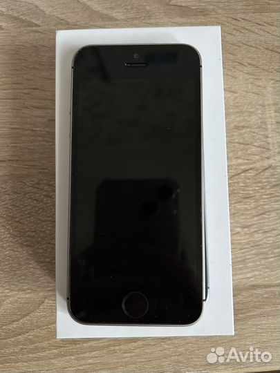 Телефон iPhone SE 32gb