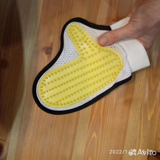 Перчатка - рукавичка для вычёсывания шерсти