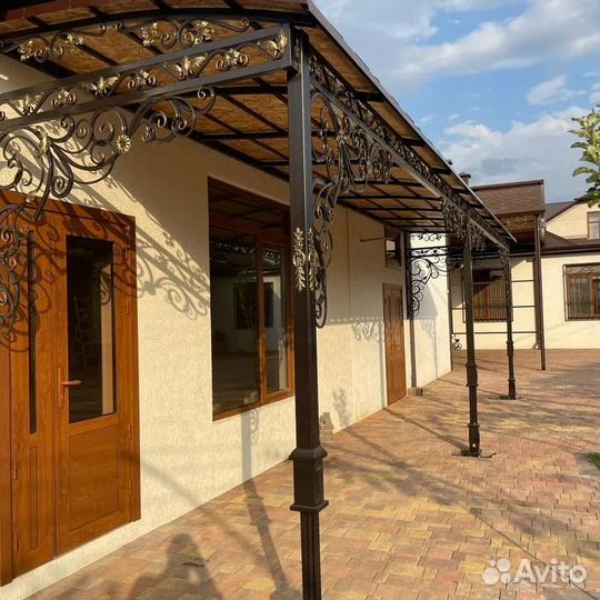 Кованые ворота и заборы навесов перилами