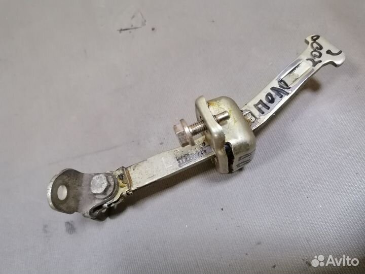 Ограничитель двери перед.правый VW Polo 1999-2001