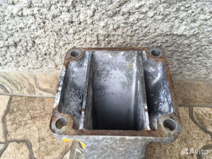 Кронштейн двигателя левый A6062230004