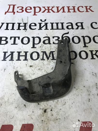 Брызговик передний правый Hyundai Santa Fe