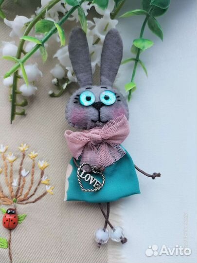 Брошка Зайка