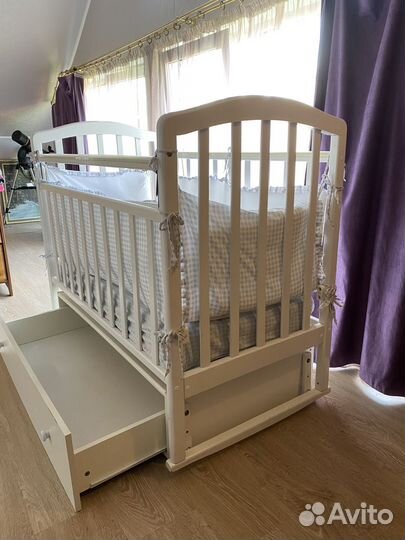 Детская кроватка с маятником