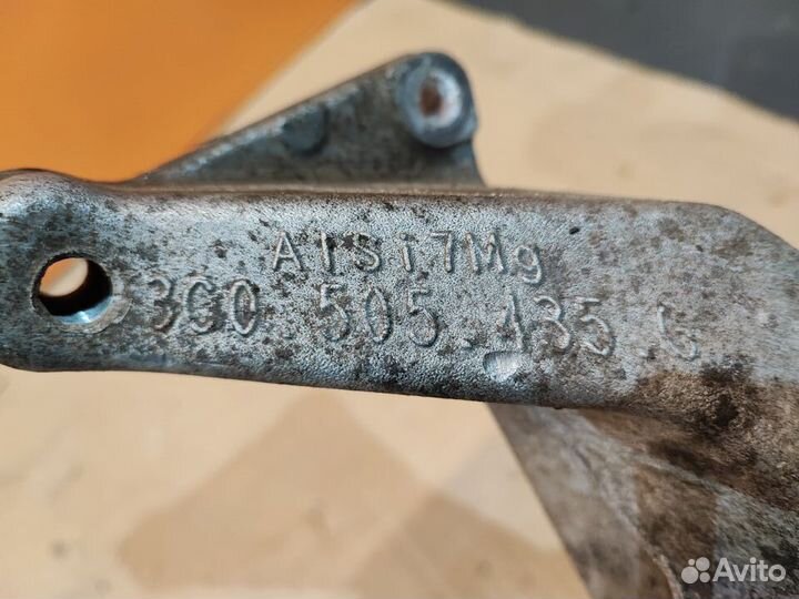 Кулак задний Volkswagen Tiguan 5N1