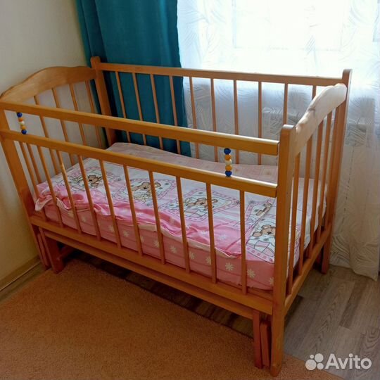 Детская кроватка с маятником
