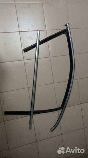 Молдинг стекла передний правый Volkswagen Tiguan